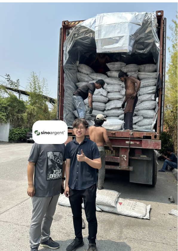 SinoArgent 团队正在为出口装载椰壳炭
